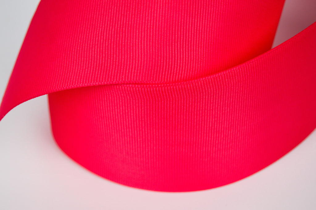 Listón Barrotado Rosa Neon 57mm x 25 Mts